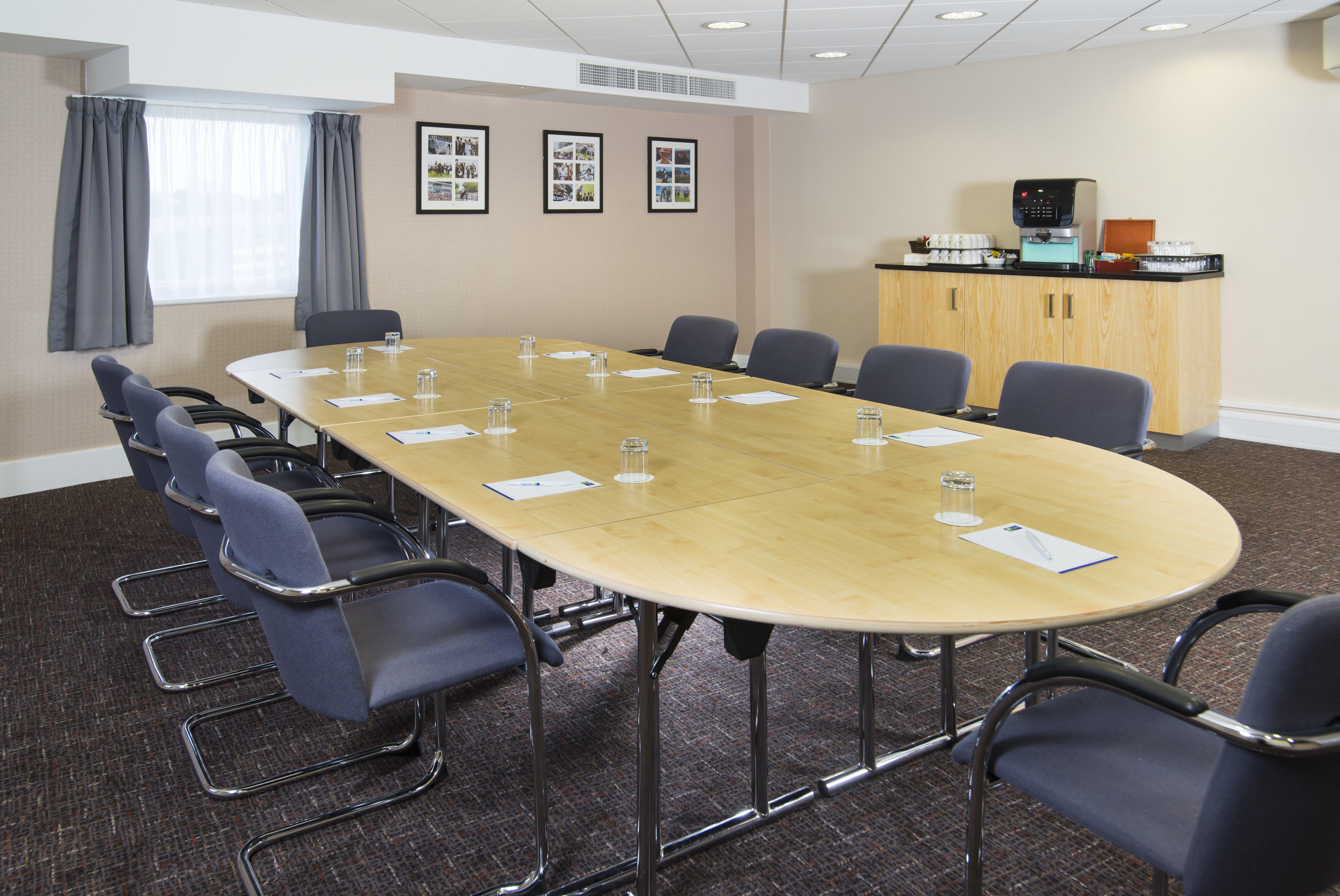 Holiday Inn Express London - Epsom Downs By Ihg Luaran gambar