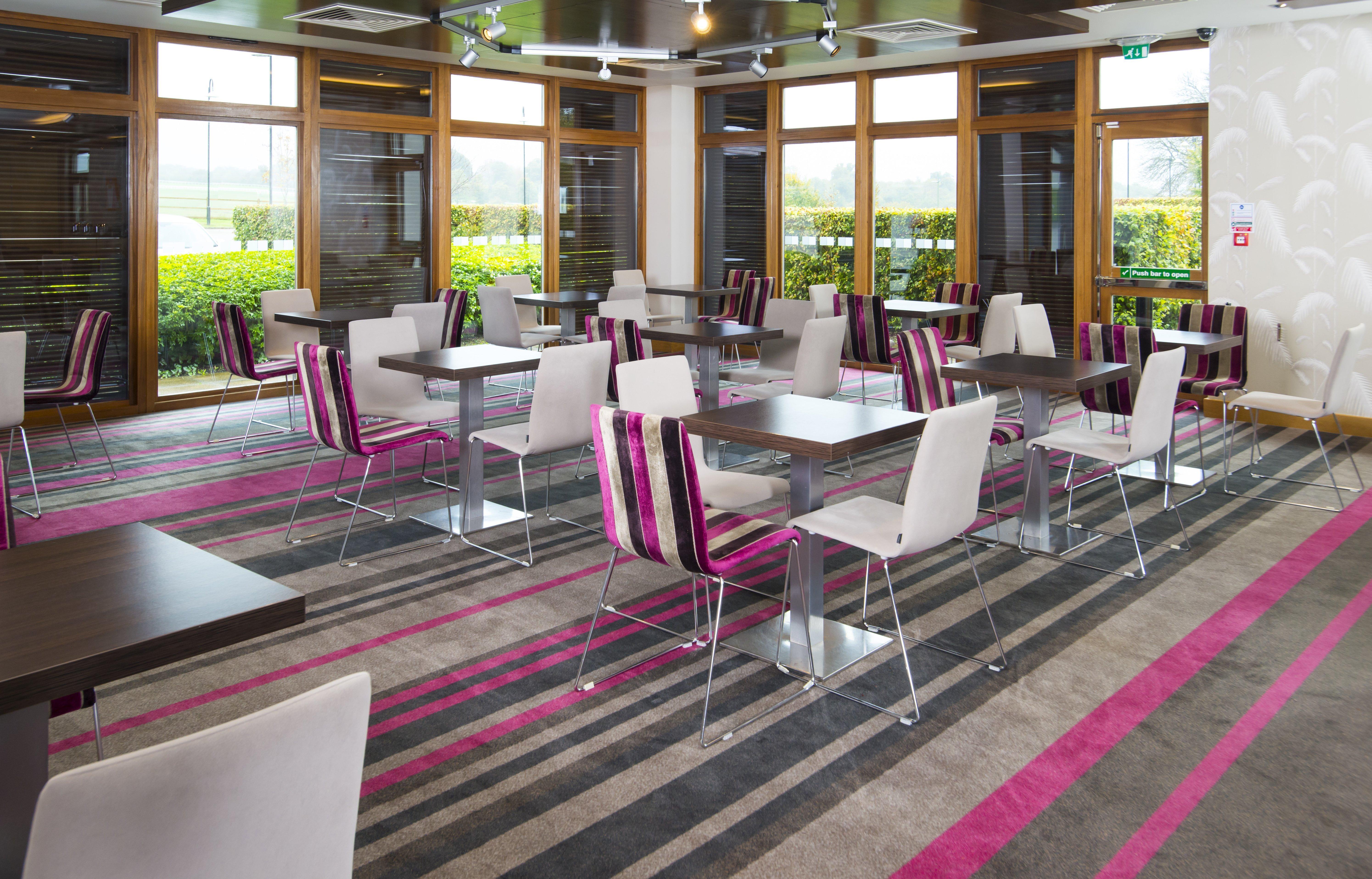 Holiday Inn Express London - Epsom Downs By Ihg Luaran gambar