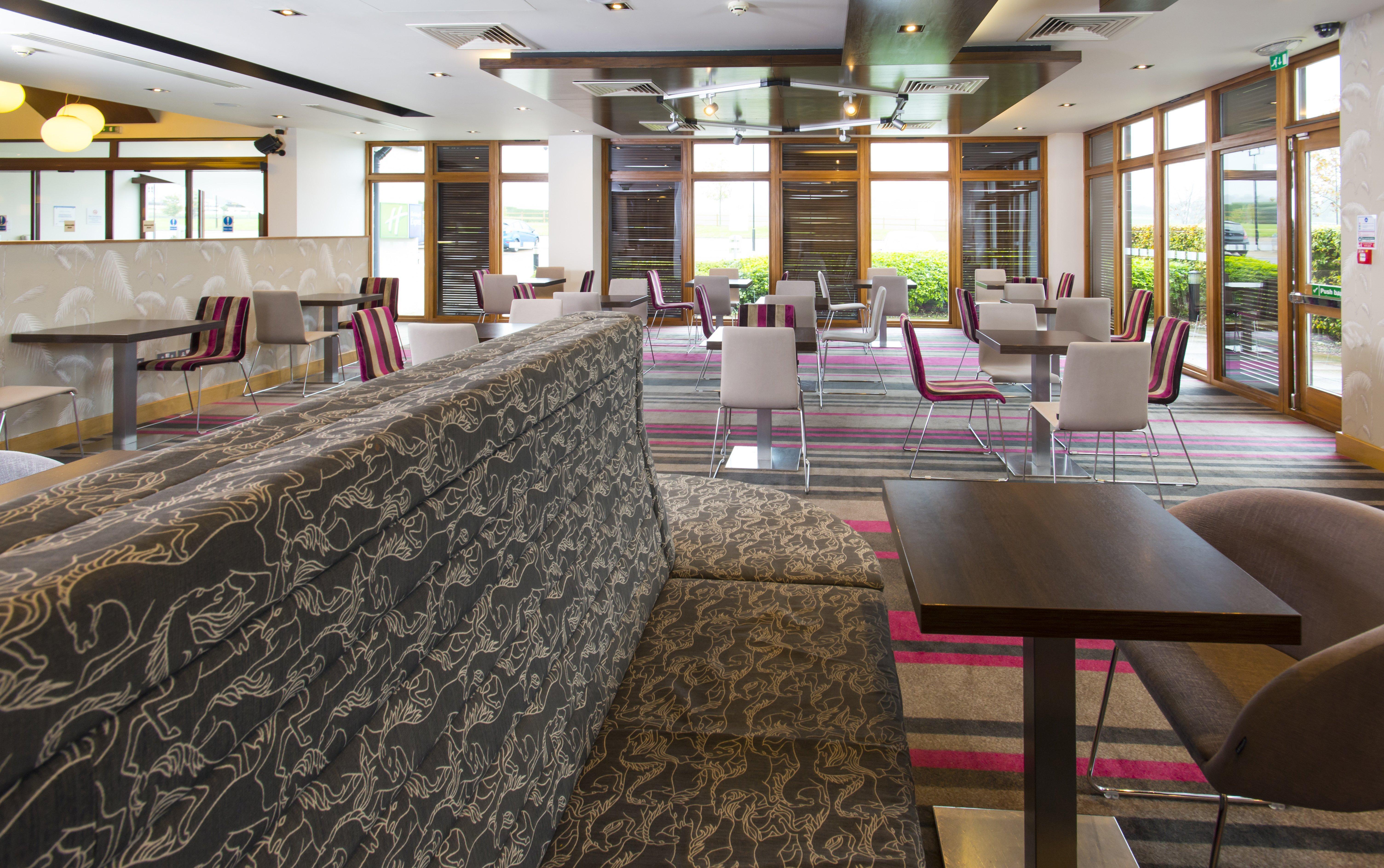 Holiday Inn Express London - Epsom Downs By Ihg Luaran gambar
