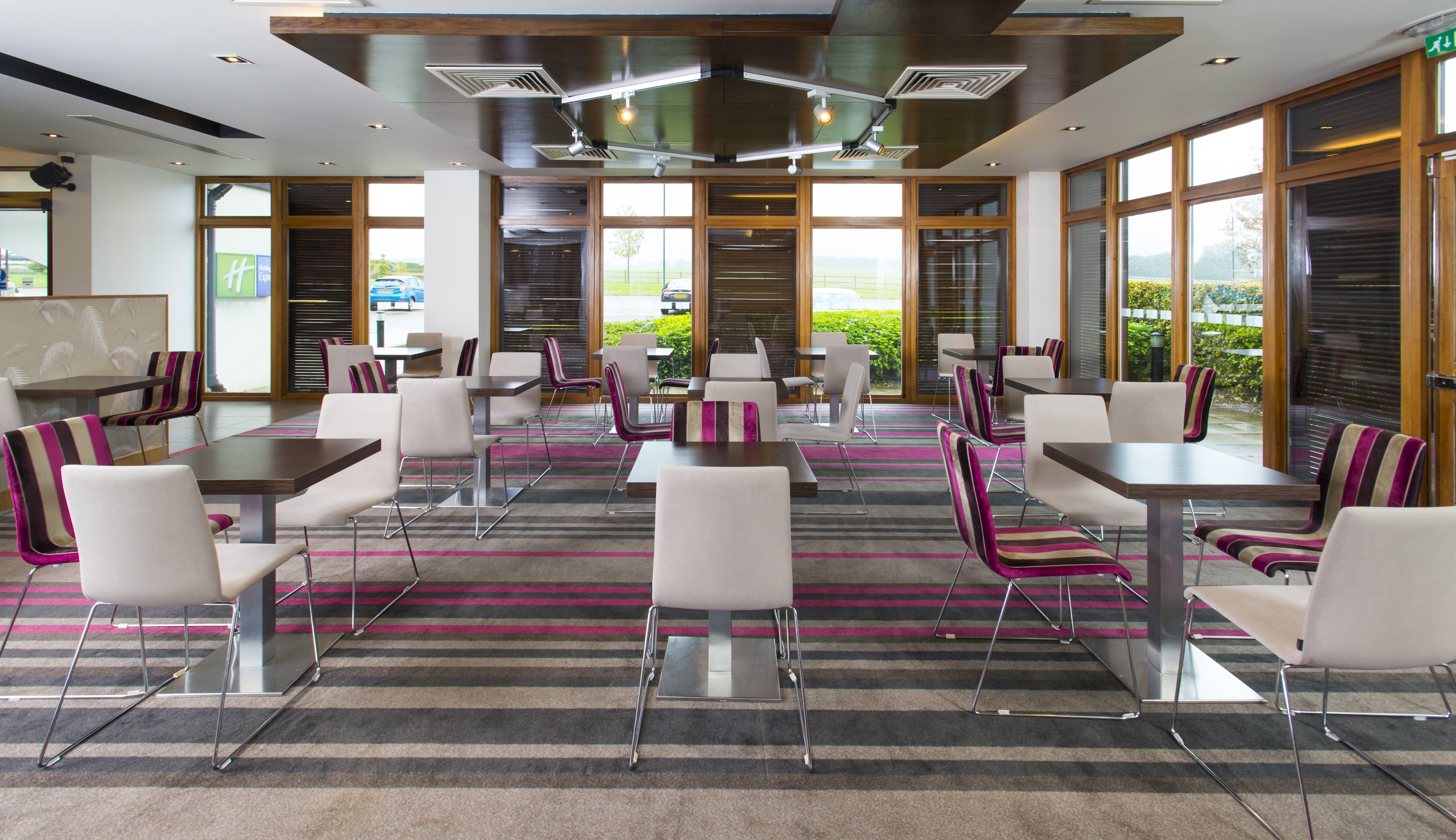 Holiday Inn Express London - Epsom Downs By Ihg Luaran gambar