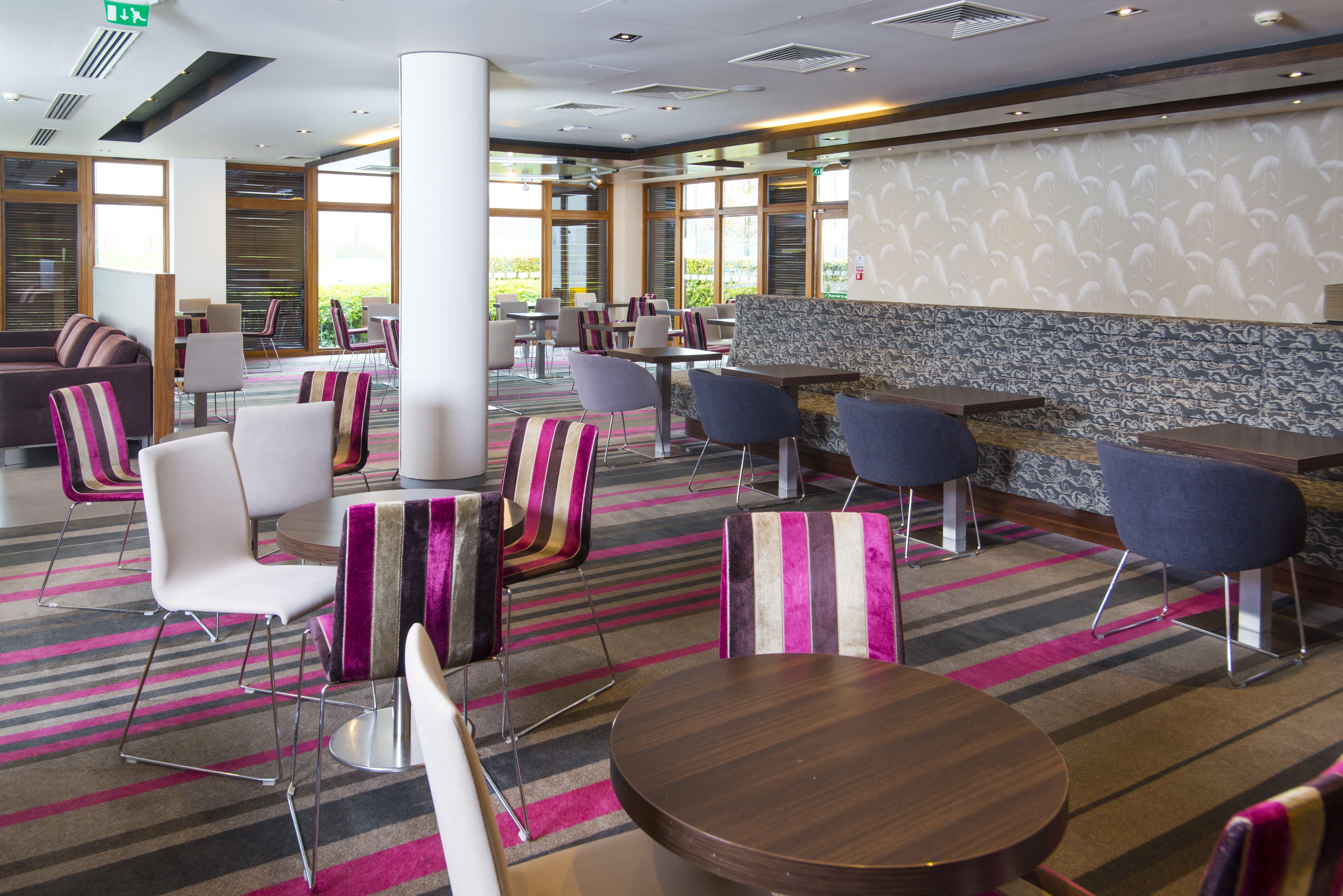 Holiday Inn Express London - Epsom Downs By Ihg Luaran gambar
