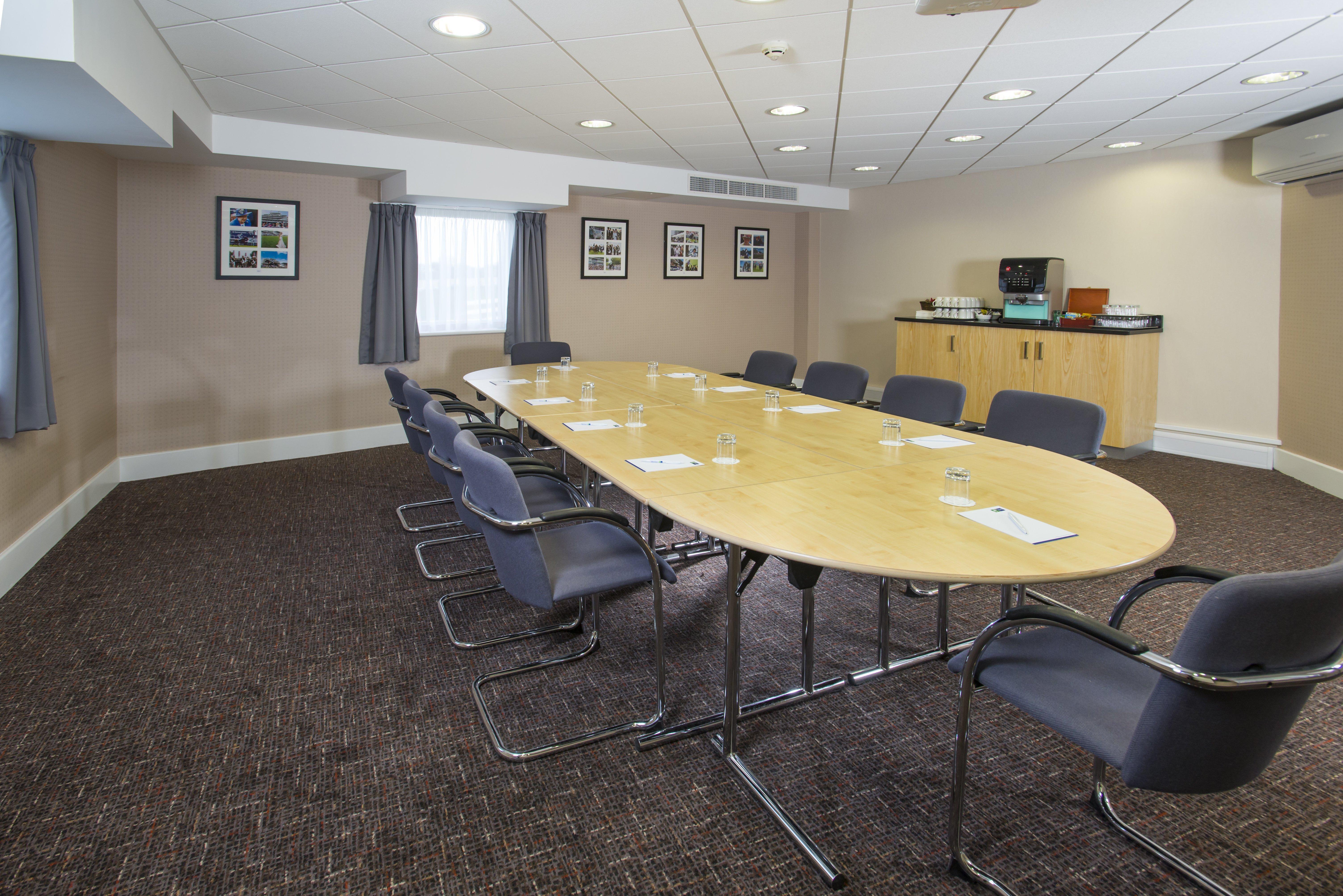 Holiday Inn Express London - Epsom Downs By Ihg Luaran gambar