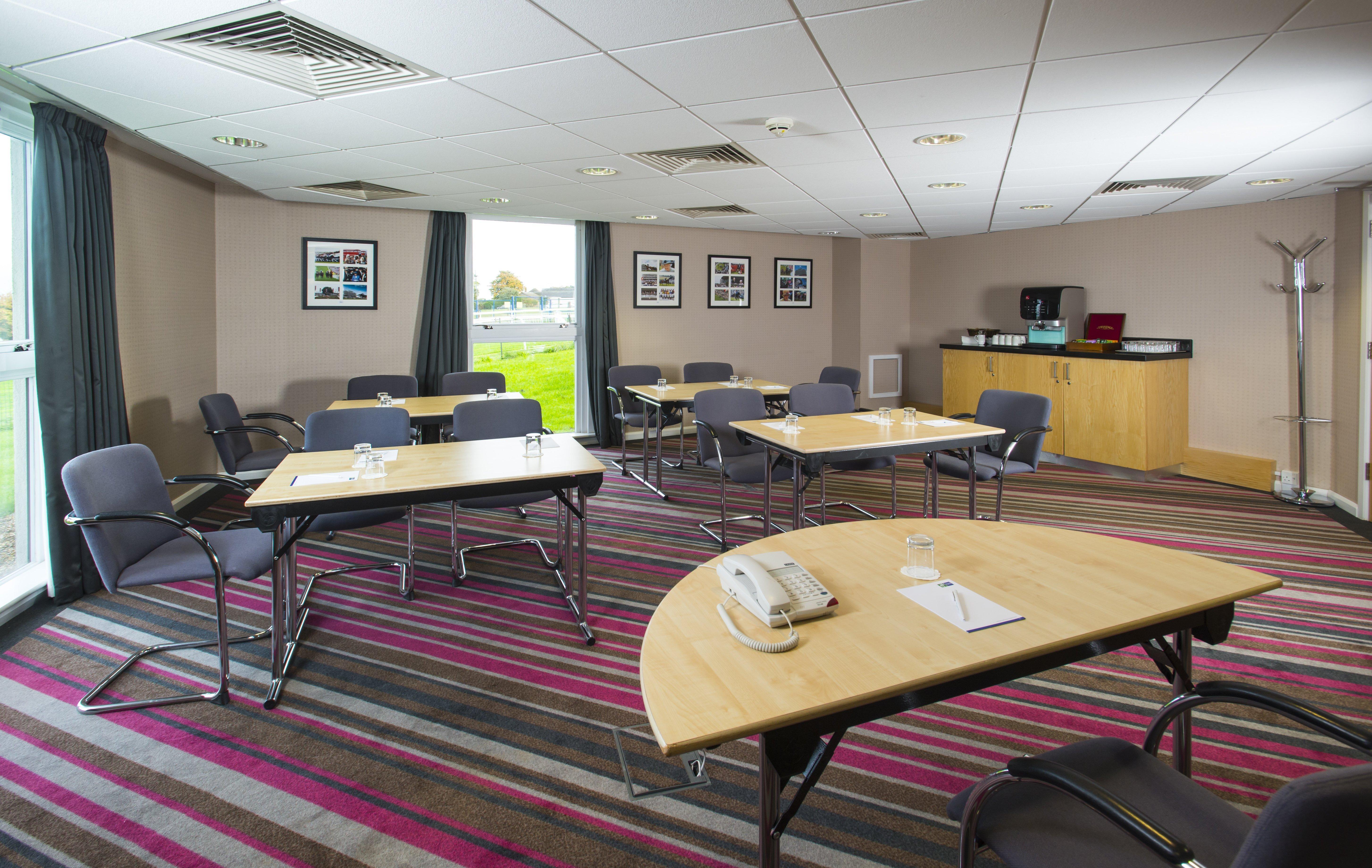 Holiday Inn Express London - Epsom Downs By Ihg Luaran gambar