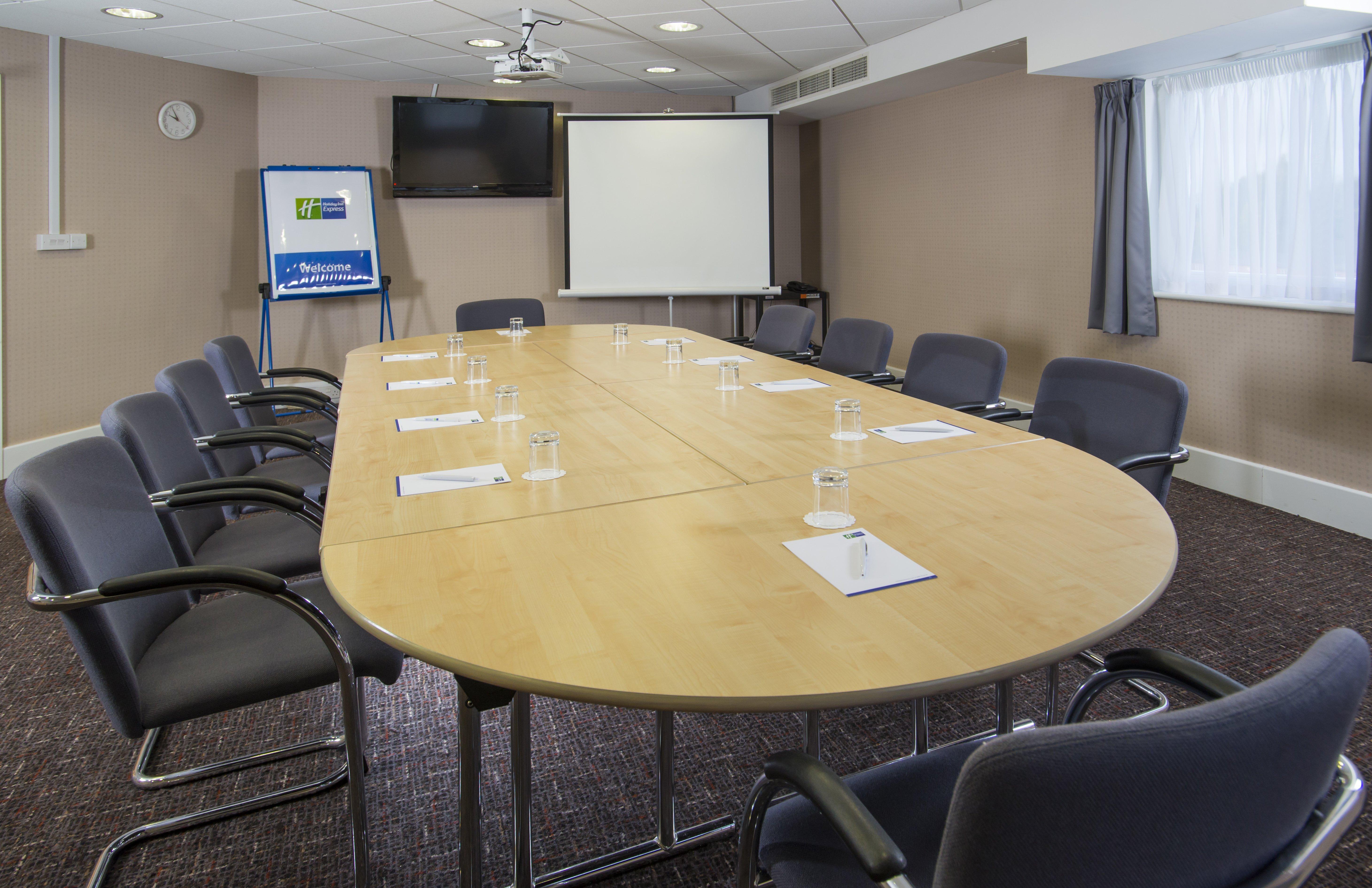 Holiday Inn Express London - Epsom Downs By Ihg Luaran gambar