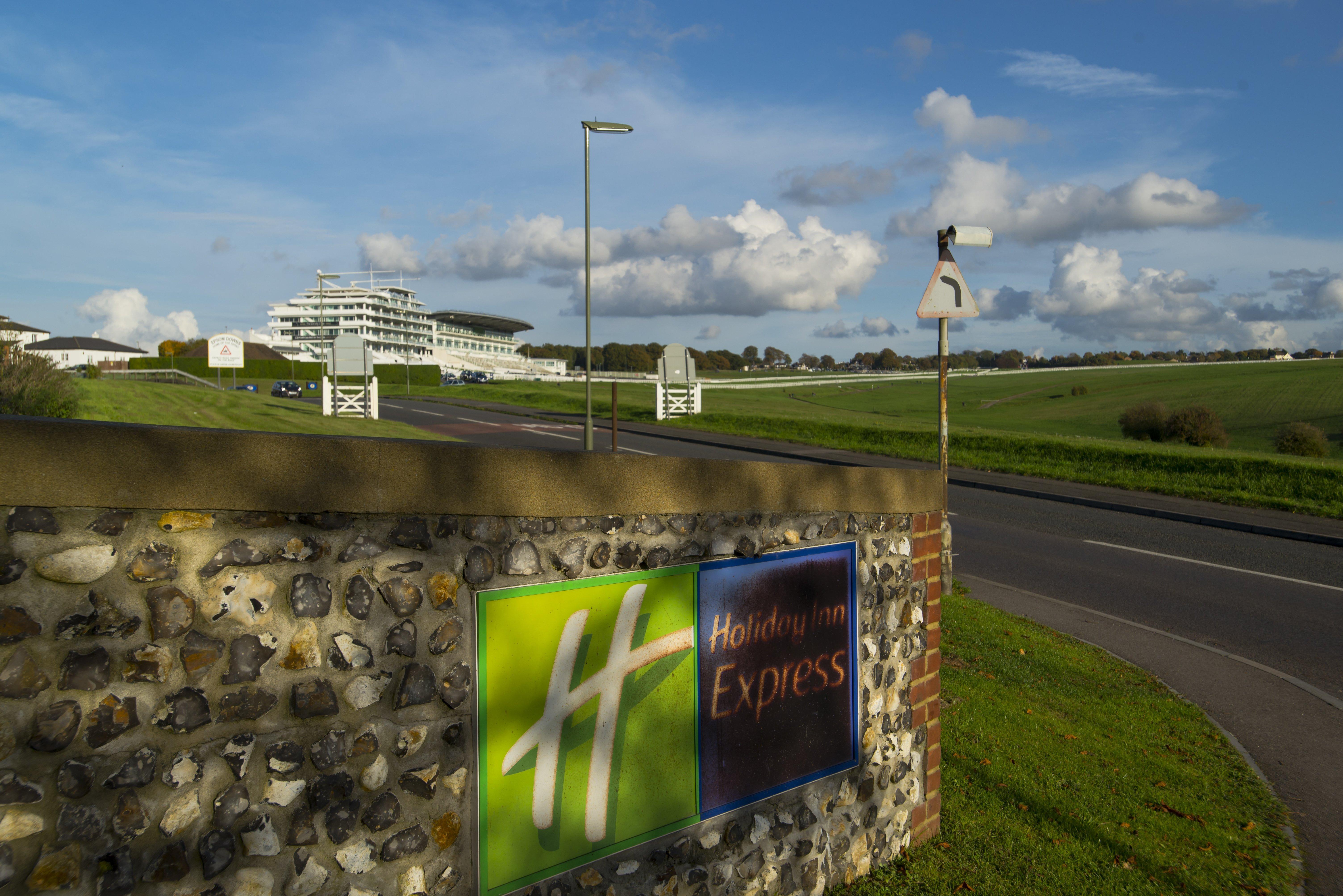 Holiday Inn Express London - Epsom Downs By Ihg Luaran gambar