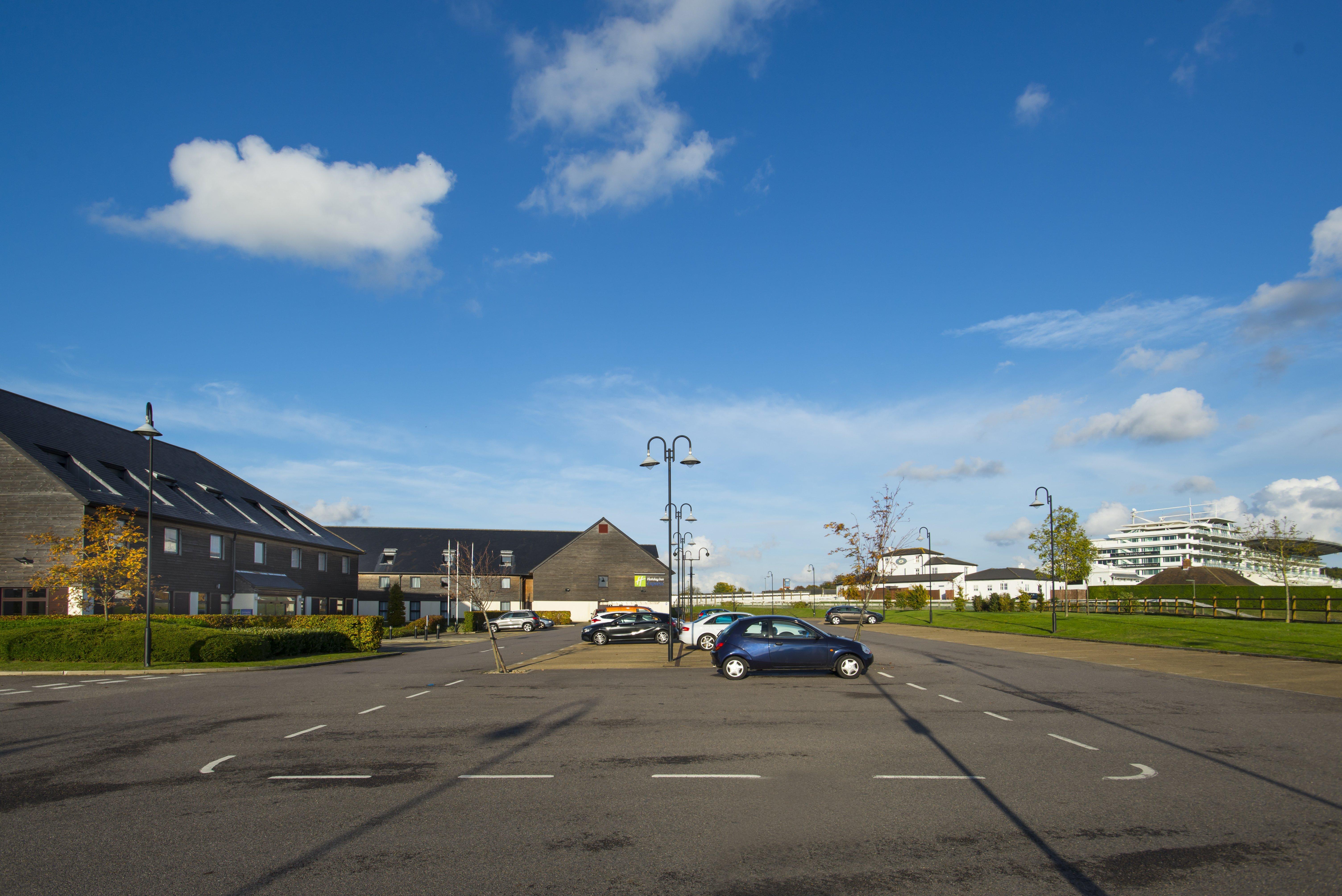 Holiday Inn Express London - Epsom Downs By Ihg Luaran gambar