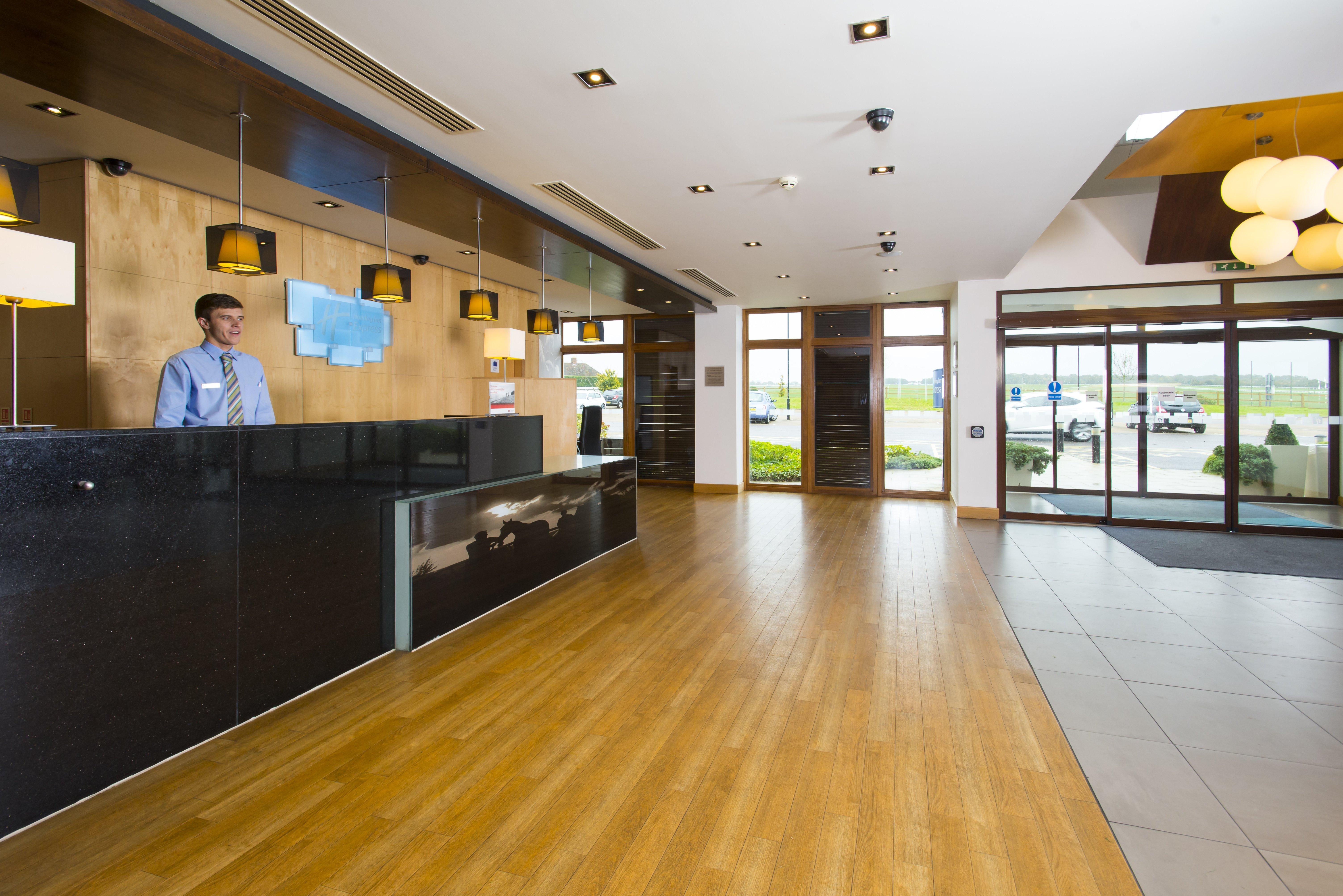 Holiday Inn Express London - Epsom Downs By Ihg Luaran gambar