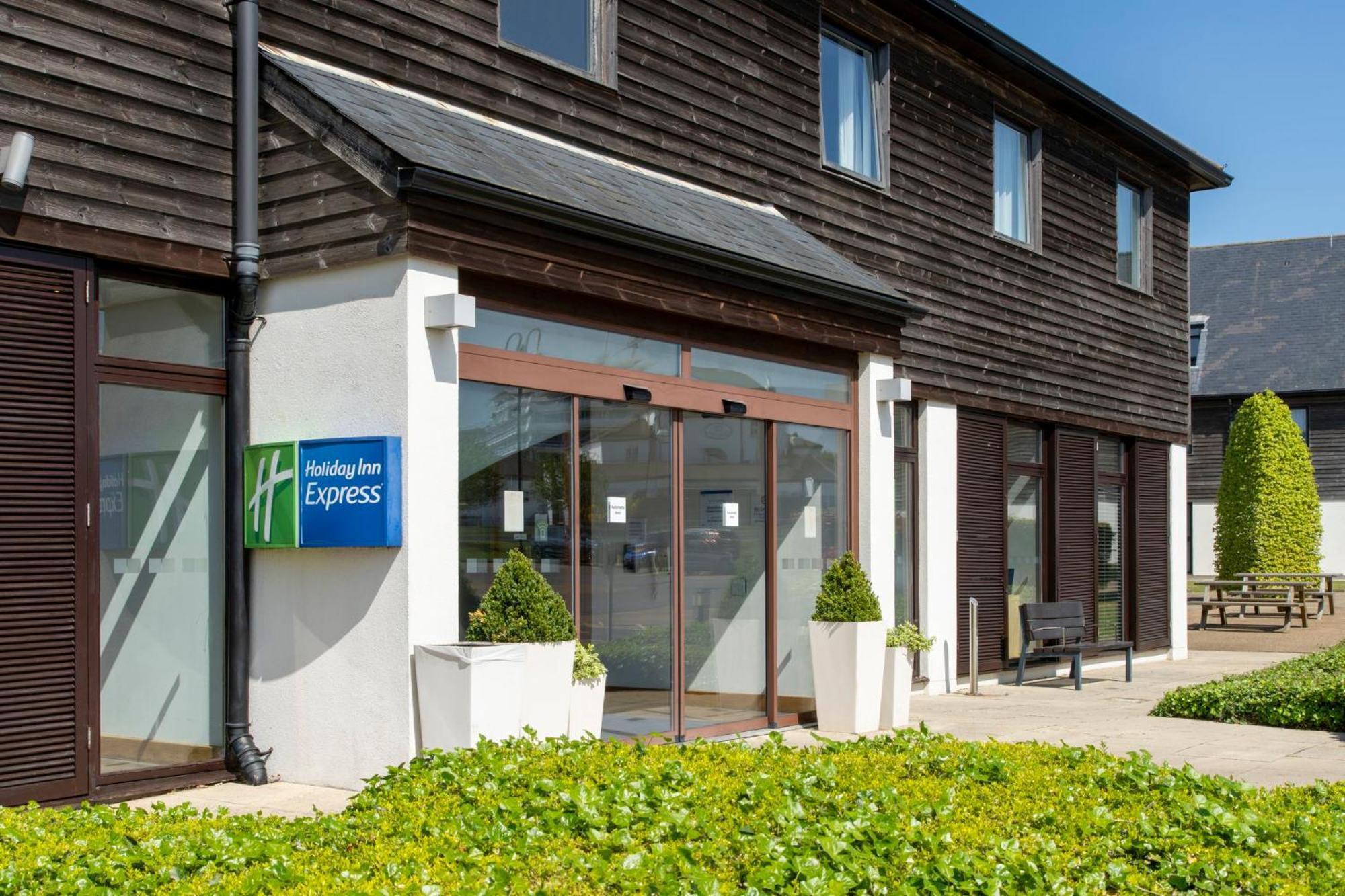 Holiday Inn Express London - Epsom Downs By Ihg Luaran gambar