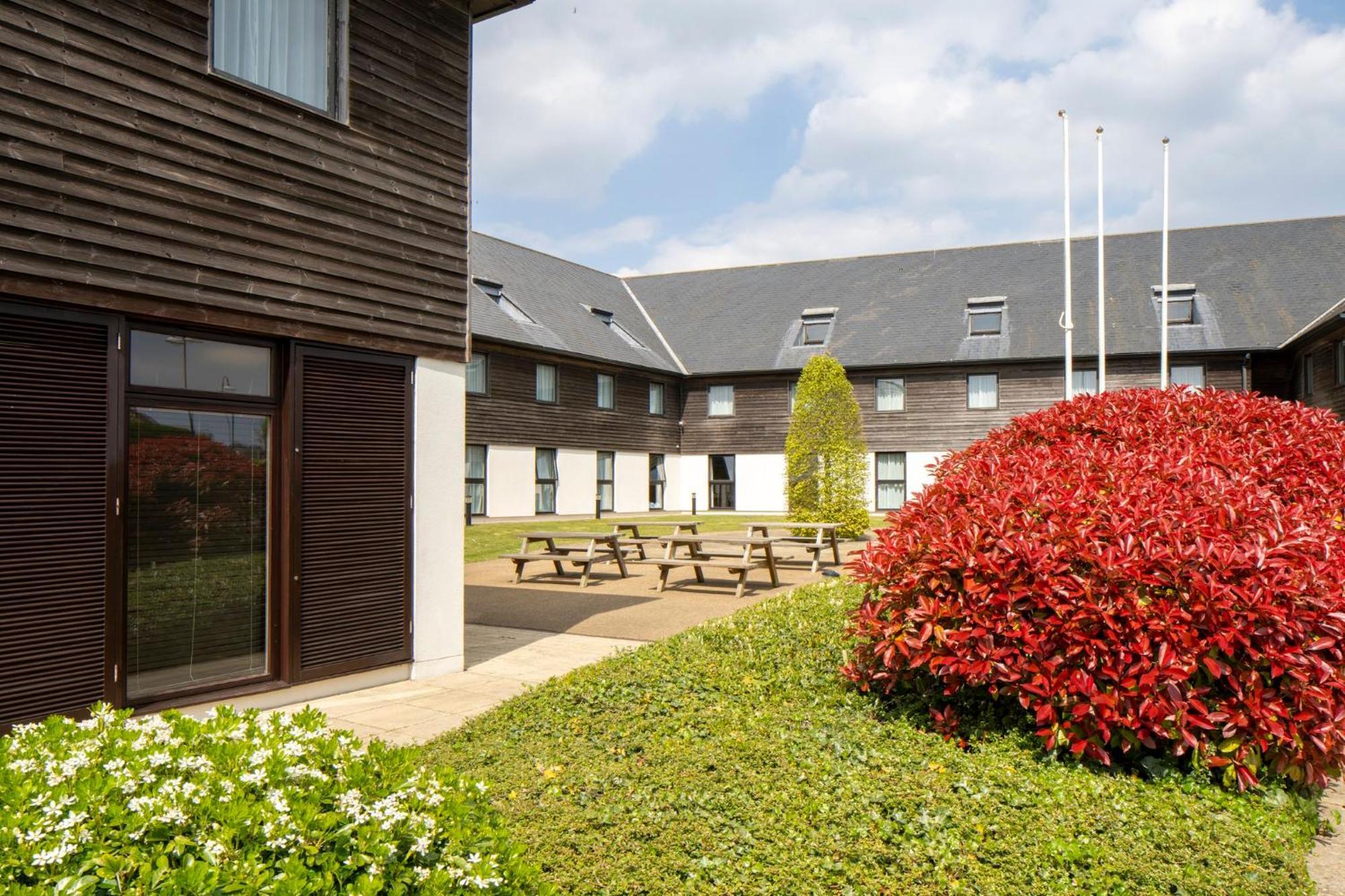 Holiday Inn Express London - Epsom Downs By Ihg Luaran gambar