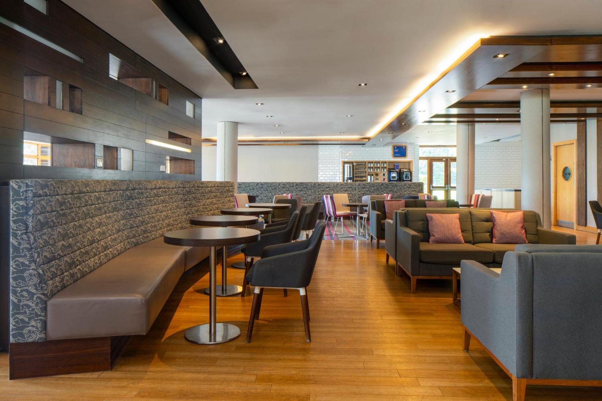 Holiday Inn Express London - Epsom Downs By Ihg Luaran gambar
