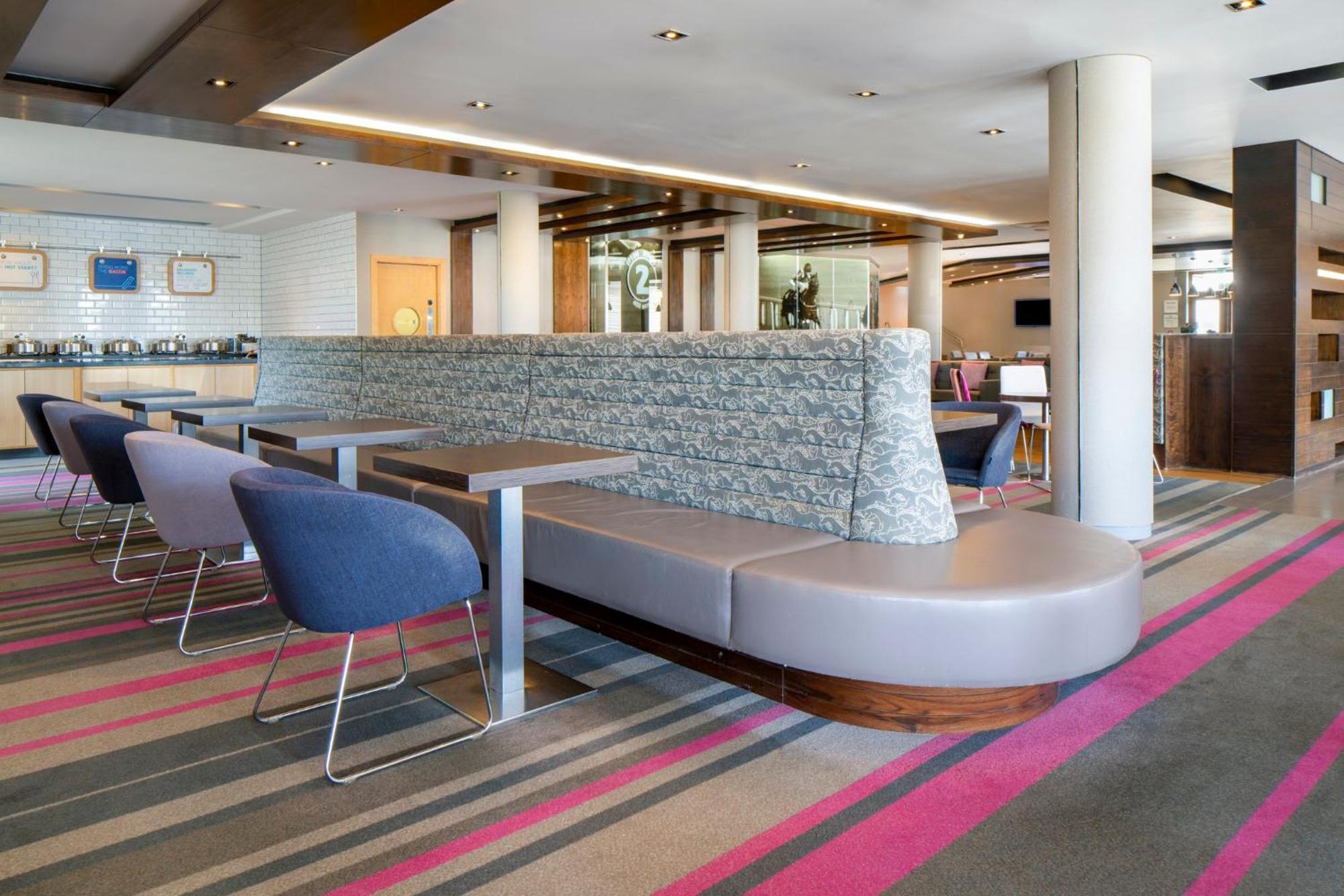 Holiday Inn Express London - Epsom Downs By Ihg Luaran gambar