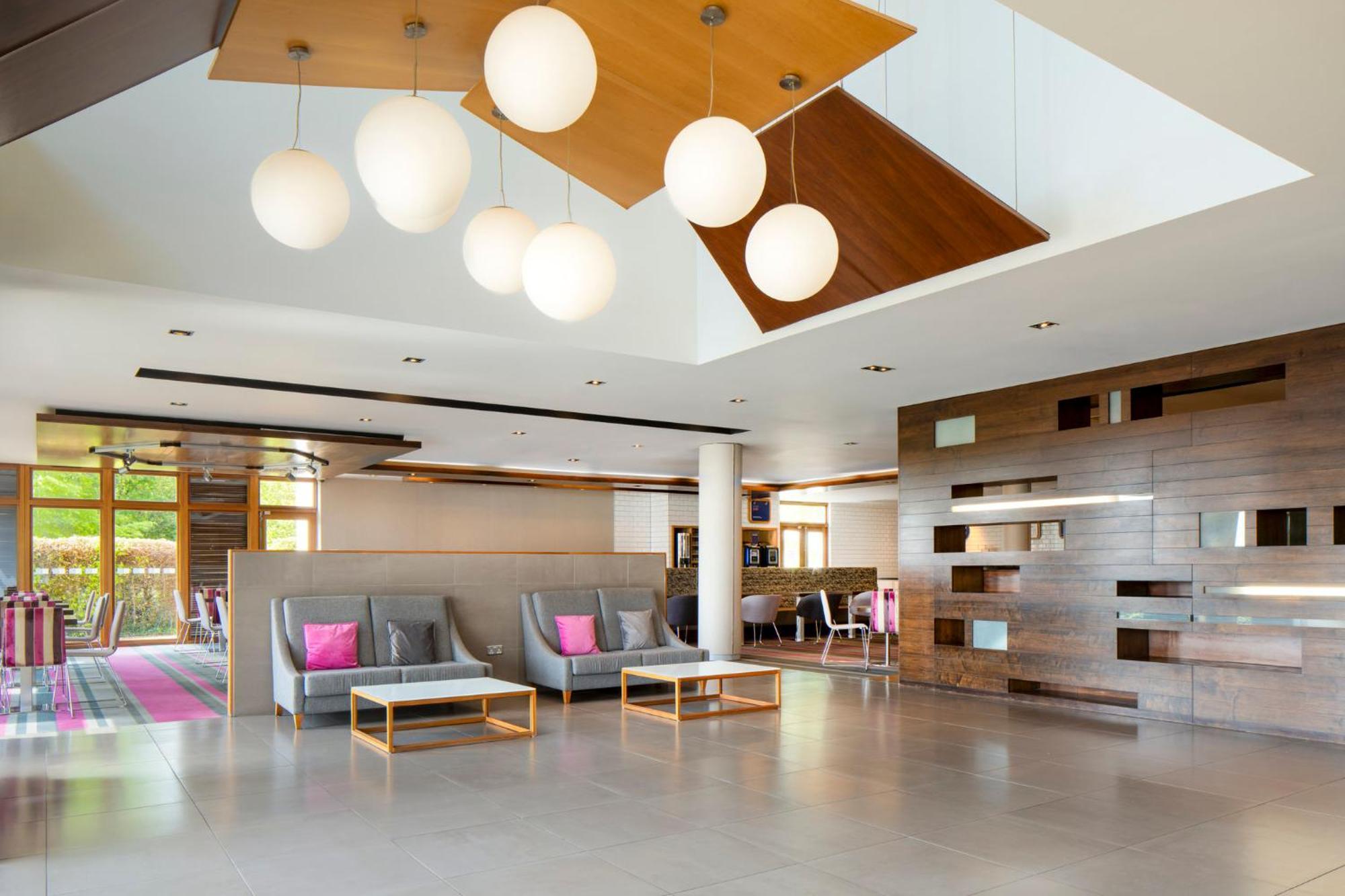 Holiday Inn Express London - Epsom Downs By Ihg Luaran gambar