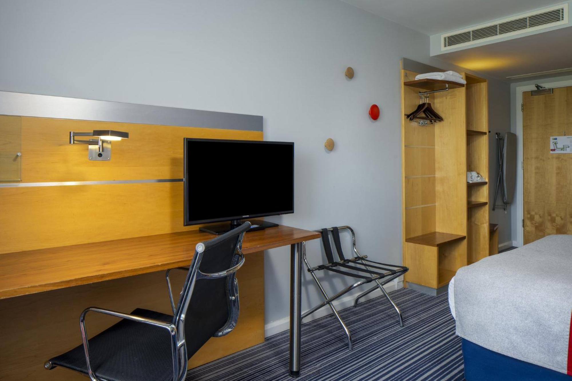 Holiday Inn Express London - Epsom Downs By Ihg Luaran gambar