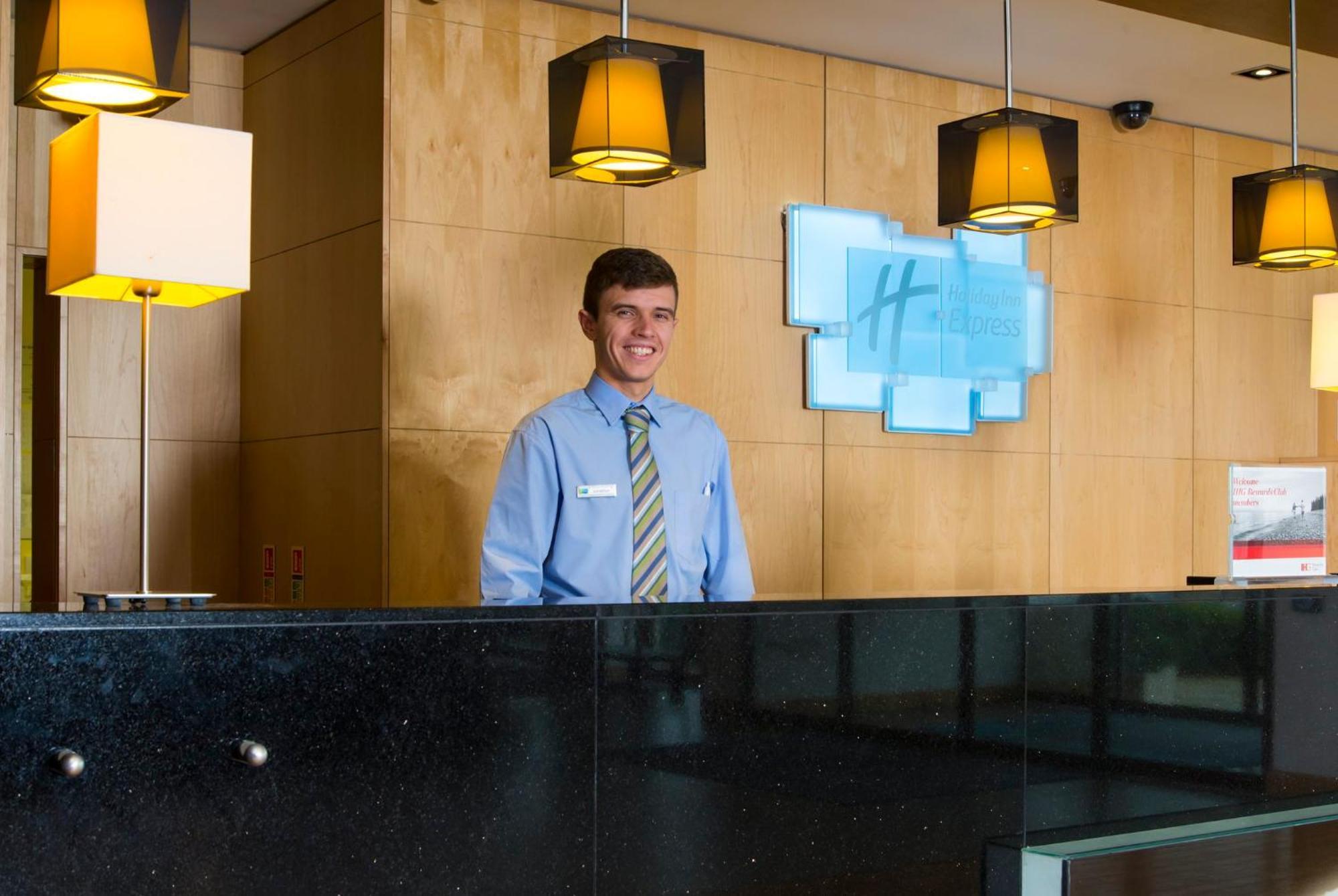 Holiday Inn Express London - Epsom Downs By Ihg Luaran gambar